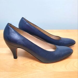 SALVATORE FERRAGAMO | Navy Heels, Sz. 8 AAA